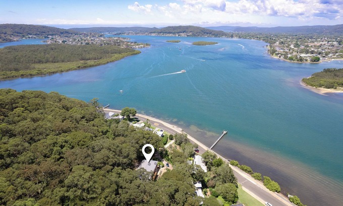 Saratoga House | Waterfront Escape