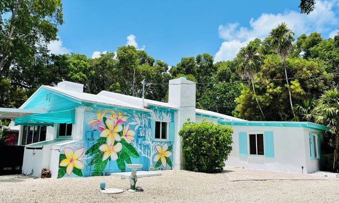 Islamorada Cottage | WATERFRONT FISHING COTTAGE/DOCKAGE + Walking distance to world famous Lorelei