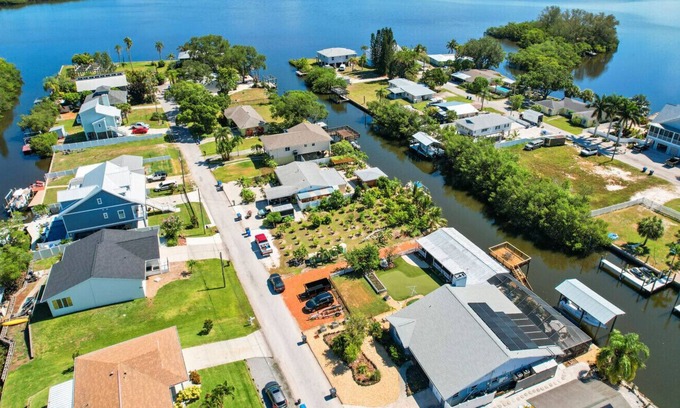 Southside Rural Community Apartment | Waterfront Guest House between St Petersburg & Tampa
