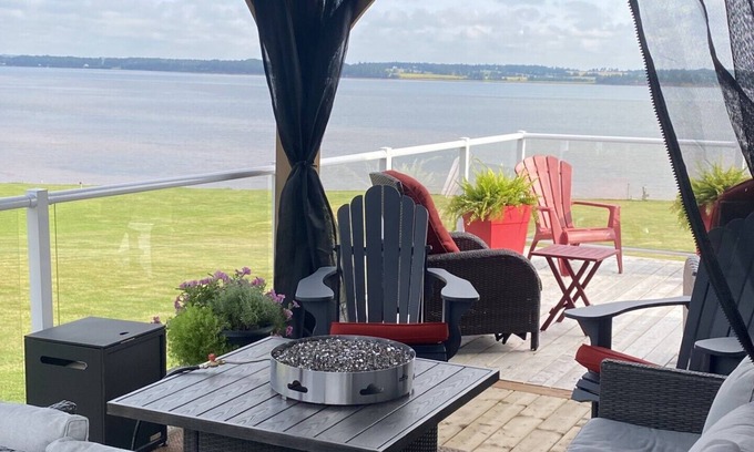 Georgetown House | Waterfront Home of over 2 acres!