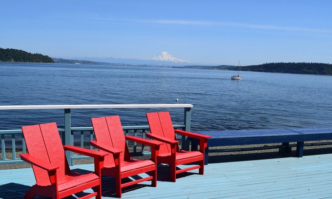 Gig Harbor House | Waterfront Home on Puget Sound w/Stunning Mount Rainier View, Deck, & Bunkhouse