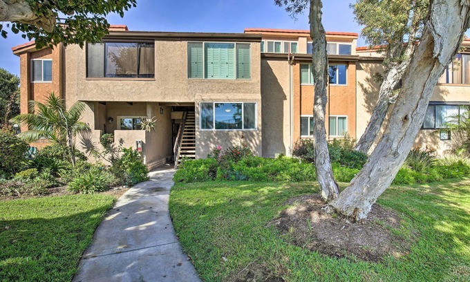 Huntington Beach Condo | Waterfront Huntington Beach Condo w/Fire Pit