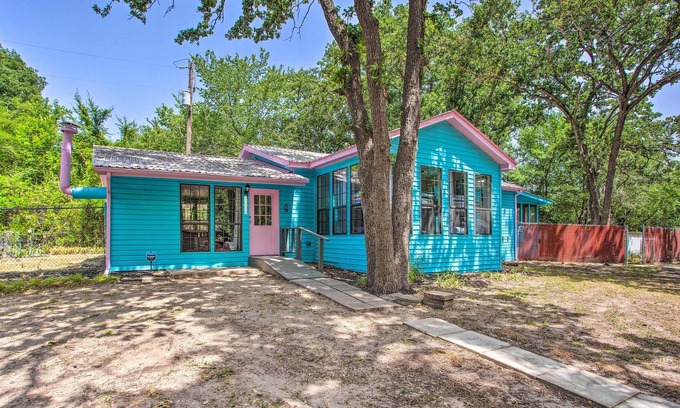 Quinlan House | Waterfront Lake Tawakoni Escape w/ Fire Pit!
