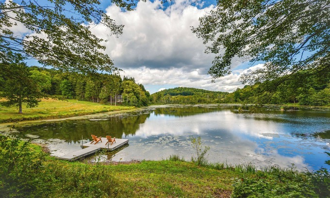 New Albany House | Waterfront New Albany Retreat w/Therapy Animals