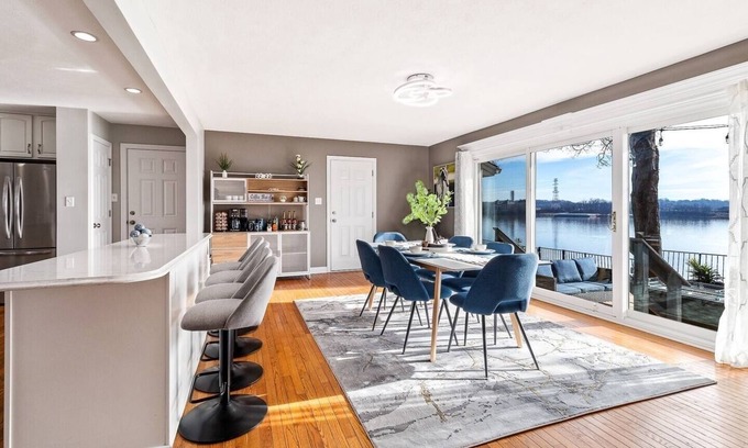 Jeffersonville House | Waterfront*Newspaper featured*Views*Pets*Theater*Hot Tub*Sauna*Luxe Amenities