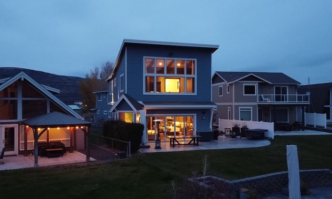 Sunland Estates Apartment | Waterfront Rental near Gorge Amphitheater