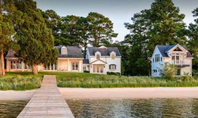 Mount Vernon House | Waterfront Retreat with private beach and dock