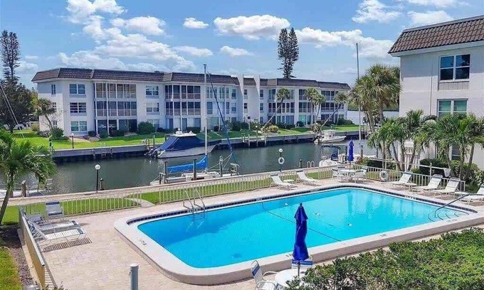 Longboat Key Apartment | Waterfront Retreat in Longboat Key
