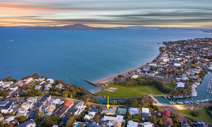 Castor Bay House | Waterfront retreat with stunning sea view - Family friendly & Great location n