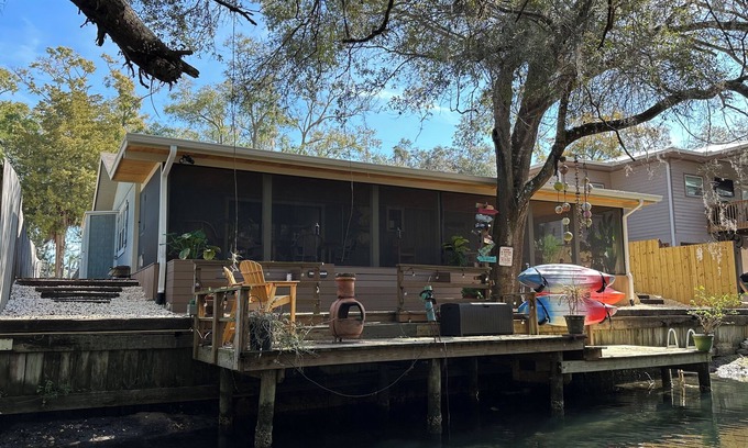 Homosassa Cottage | Waterfront screened in deck, Canoe, Kayaks & wildlife with river & ocean access