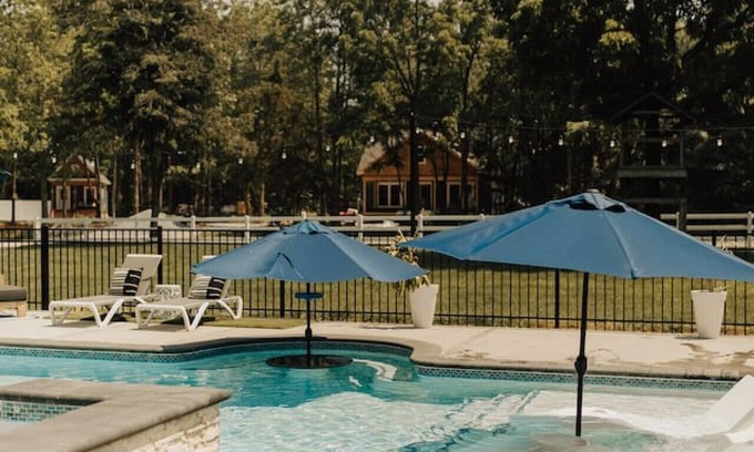 Lincoln Apartment | Waterfront studio w/pool - shopping and beaches
