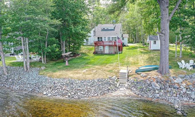 Eddington Cabin | Waterfront Victoria Cottage, Kayaks Included, Dogs Welcome