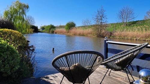 Ooltgensplaat Ski Chalet | Waterlodge met waterfiets op monumentaal fort