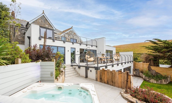 Newquay House | Watersend House located 500m from the majestic Watergate Bay. Set in an acre of private landscaped g