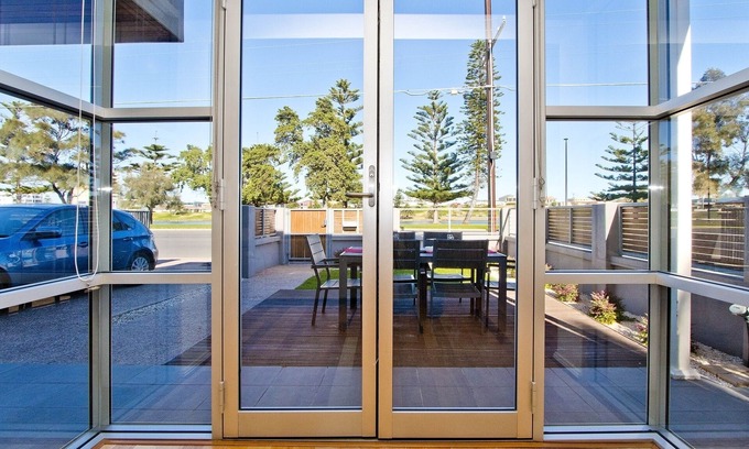 Glenelg North House | Waterside Town house