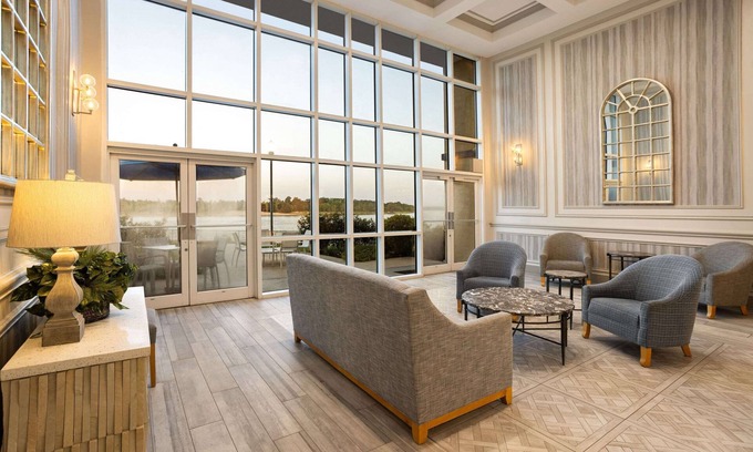 Vicksburg Hotel | WaterView Casino & Hotel, Trademark Collection by Wyndham
