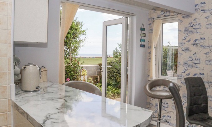 Hornsea House | WAVECREST, pet friendly, country holiday cottage in Hornsea