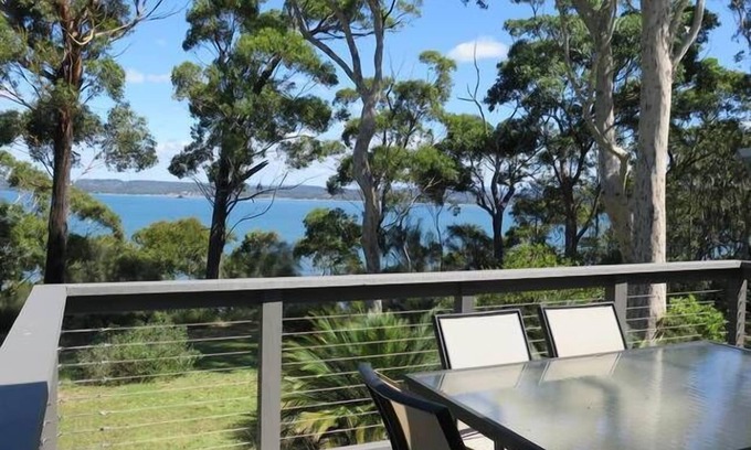 Long Beach House | Waverton - stunning views and short walk to beach