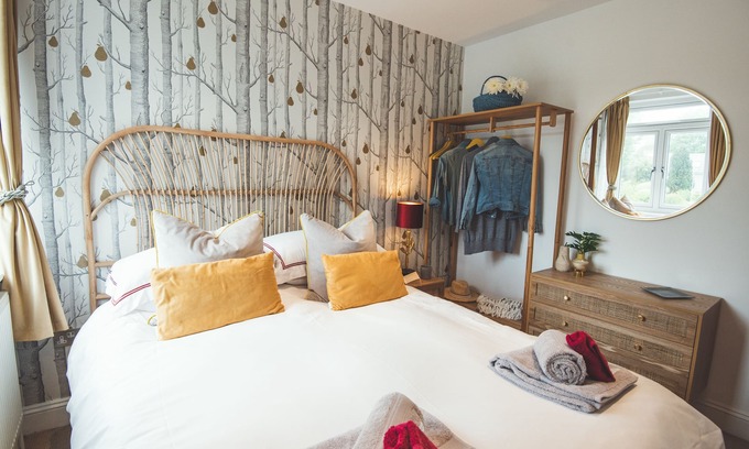 Stoke Fleming Apartment | Waves Apartment Devon | Sea-View Sanctuary | Walks, Beach Sauna, Pet-Friendly