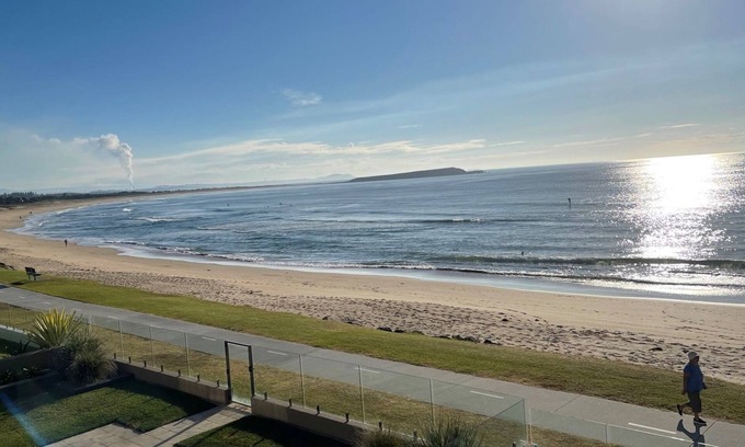 Warilla House | Waves @ Warilla Beach