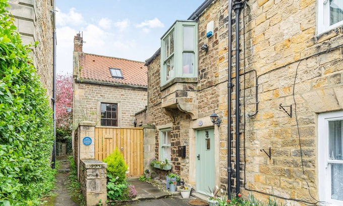 Staindrop Cottage | WAYSIDE COTTAGE, pet friendly, country holiday cottage in Staindrop