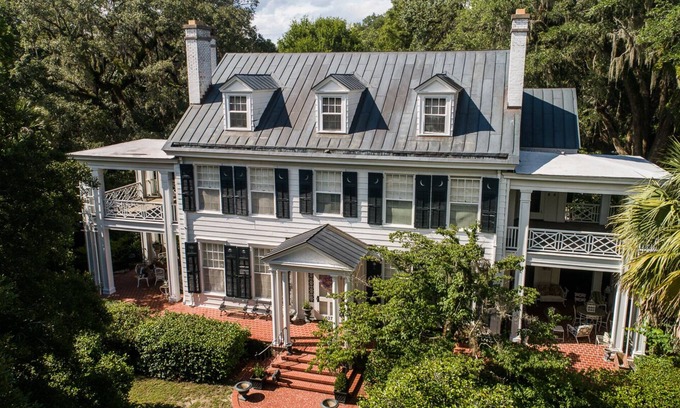 Summerville Historic District Cottage | We love pets and they love our amenities