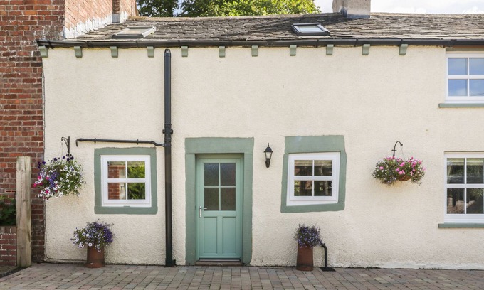 Carlisle Cottage | WEAVERS COTTAGE, pet friendly, with open fire in Burgh By Sands