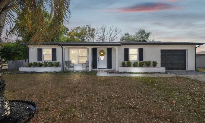 Spring Hill House | Weeki Wachee Getaway | King Bed & Huge Yard