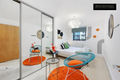 Isle of Dogs Apartment | WEEKLY OR MONTHLY STAYS, London, Canary Wharf - Sleeps 6- 2Bedroom, FREE PARKING, Serviced Apartment By Maison Christo Property