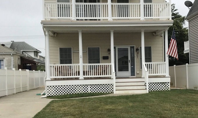 Lake Como House | Weekly summer rental 1 block from beach with beach locker