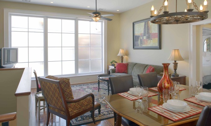 Historic Downtown Savannah Cottage | WEEKNIGHT DISCOUNTS! Chic Carriage House on Monterey Square & Garage Parking