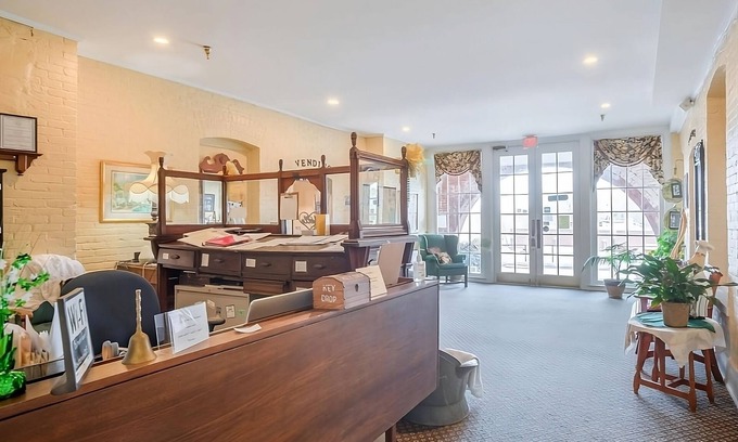 Abbeville House | Welcome to Abbeville! Short Drive to Greenwood City Garden! FREE Parking!
