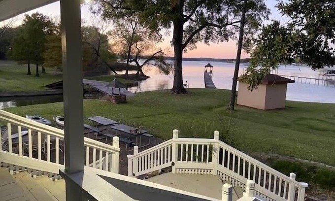 Fort Worth Cottage | Welcome to Cottage Mariposa on Eagle Mountain Lake