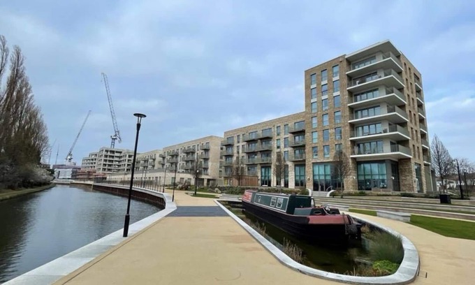 Alperton Apartment | Welcome to Plotseeker’s Modern 2-bedroom flat in Wembley, just minutes from Wembley Stadium and with direct access to Central London and Heathrow. Ideal for families, couples, and business travelers.
