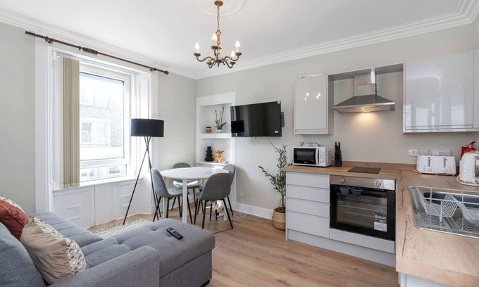Hawick Apartment | Welcome to Princess Retreat – your perfect home away from home! This stylish 2-bedroom property comfortably sleeps up to 5 guests and features a double bed, 2 single beds, and a sofa bed, along with 1 bathroom.
