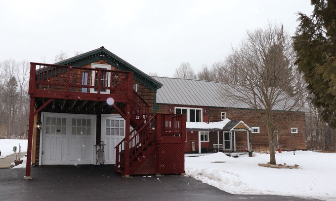 Alplaus Apartment | Welcome to the brown barn