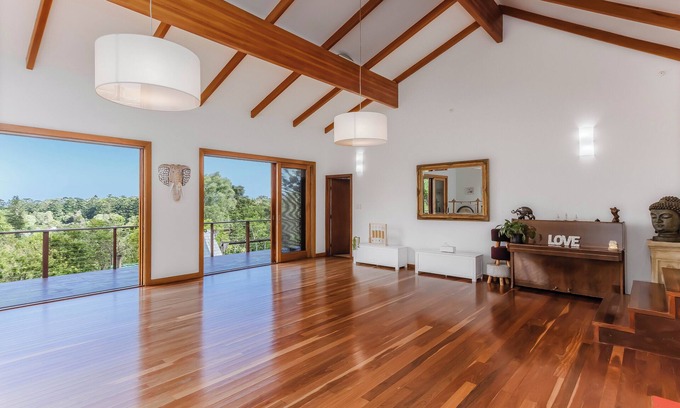 Ocean Shores House | Welcome to this luxurious 3-bedroom, 2-bathroom coastal retreat in Ocean Shores.