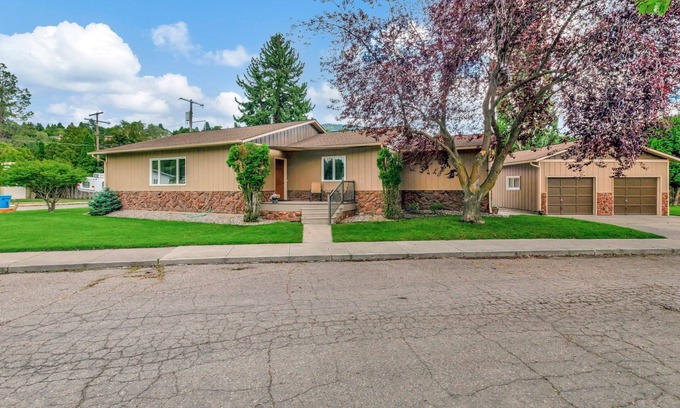 Farviews - Pattee Canyon House | Welcome to your Missoula getaway! A spacious stay near Downtown & the University