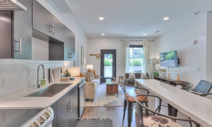 Edgehill Condo | Welcome to your Nashville getaway! This modern 1-bedroom, 1-bath condo is located in the heart of Downtown, 1.2 miles from Broadway’s live music, incredible dining, and local attractions. Perfect for couples, solo travelers, or business.