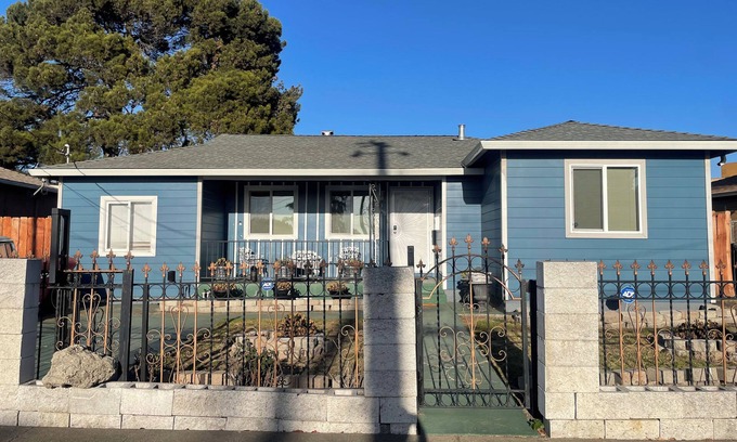 Oakland House | Welcoming 3-bedroom house with WiFi in Oakland near OAK airport and Arena.