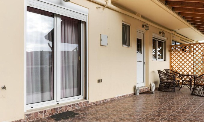Paliani Apartment | Welcoming Apartment in Venerato with Garden