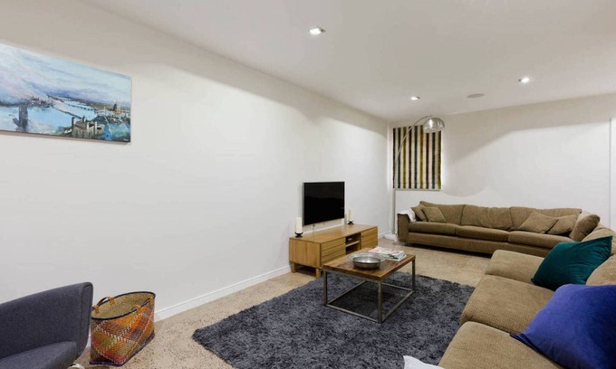 Mortlake House | Well-appointed 3 Bedroom West-London House (max 6 people)