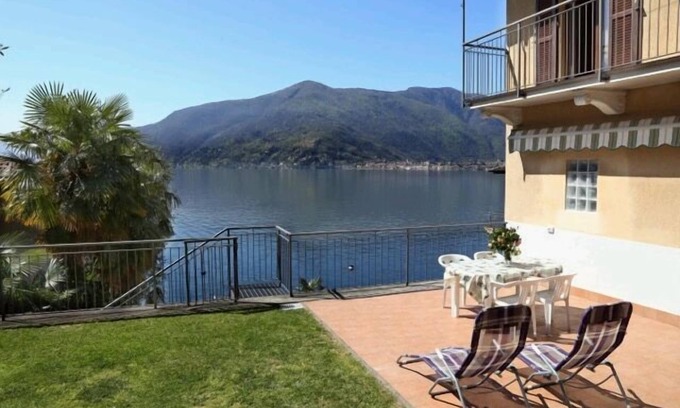 Tronzano Lago Maggiore House | Well-kept 3½-room apartment with large outdoor area & private beach