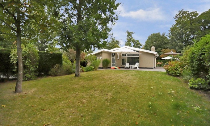 Scharendijke House | Well-kept bungalow with large fenced garden in a quiet park