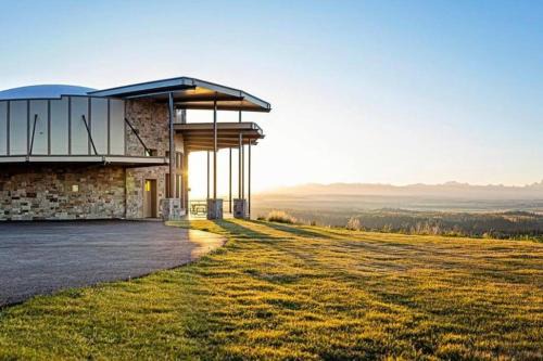 Ashton House | West Cabin- Yellowstone Family Retreat- Sled Hill