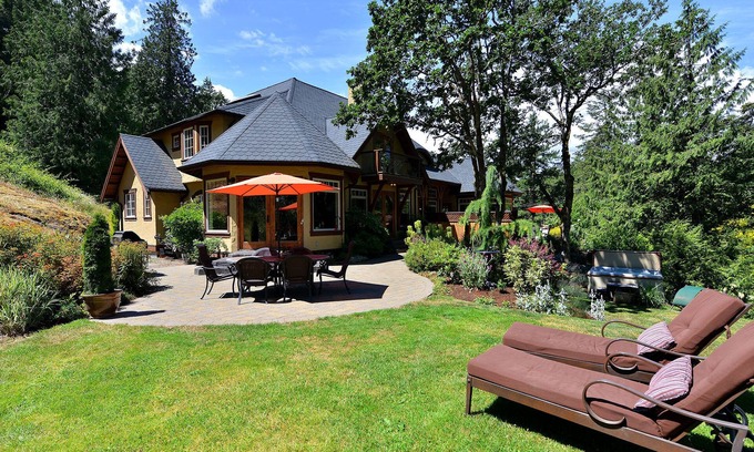 Victoria House | West Coast Warmth and Luxury with water views and hot tub!