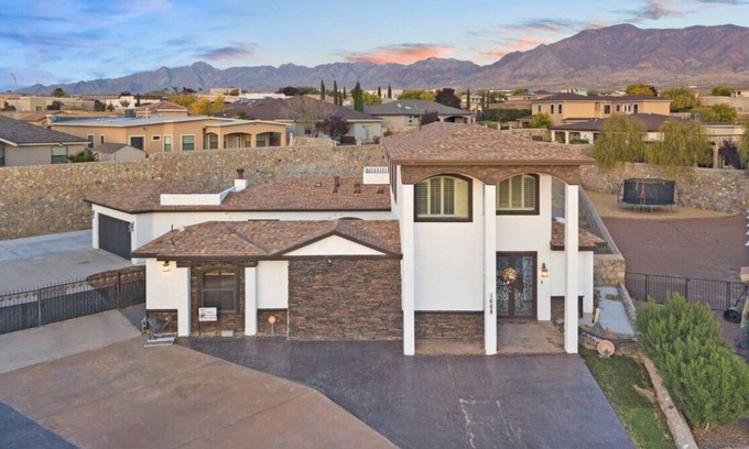 El Paso House | WEST EP 2 BDRM 1.5 BATH 5 STAR LOCATION REF AC WIFI