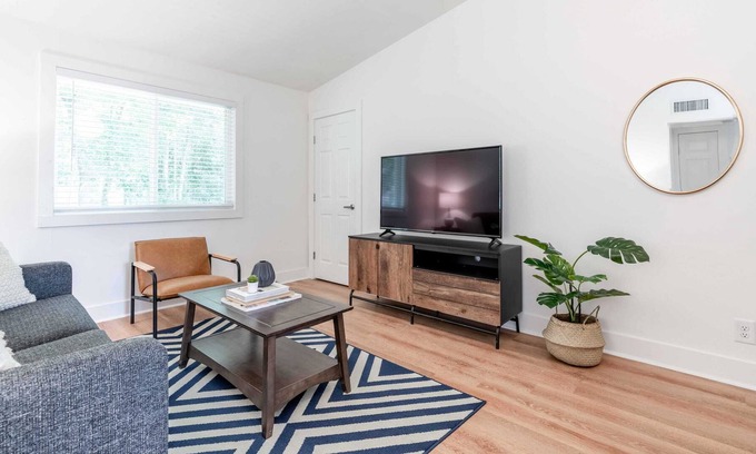 Lindridge-Martin Manor Apartment | West Home | Charming and Cozy 2 Beds Apartment