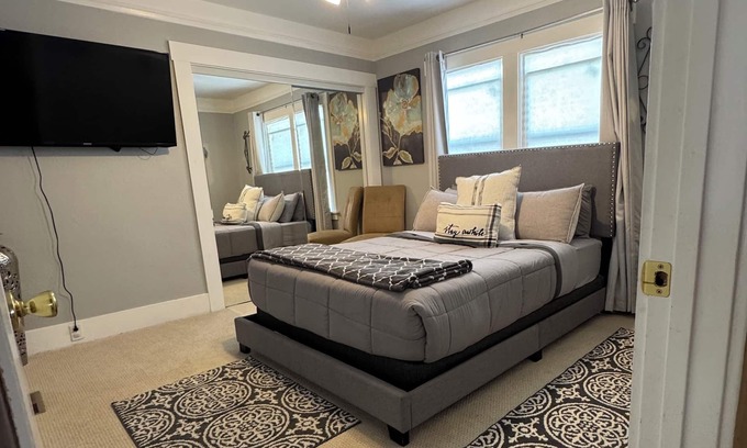 Prescott House | West Oakland Home Minutes from San Francisco - 3BR with Full Kitchen