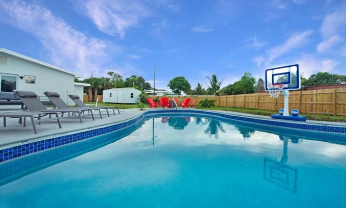 Mangonia Park House | West Palm Beach Pool Home- Paxton